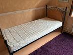 Eenpersoonsbed met metalen frame en rotan hoofdbord, Huis en Inrichting, Slaapkamer | Bedden, Gebruikt, 90 cm, Eenpersoons, Zwart