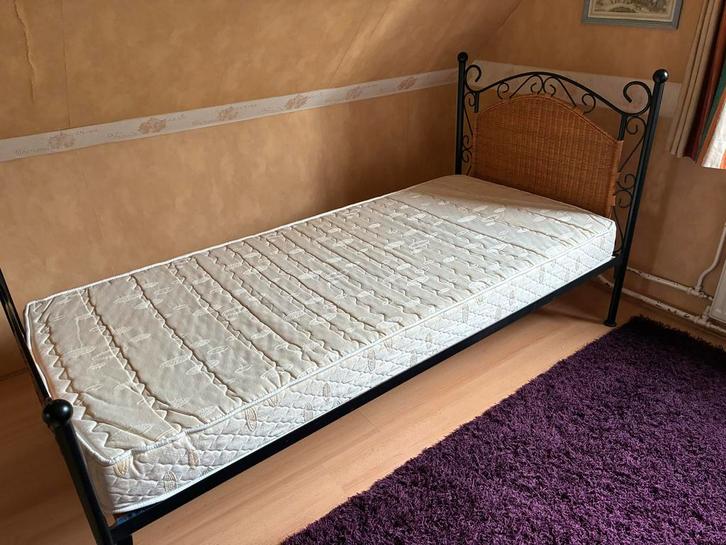 Eenpersoonsbed met metalen frame en rotan hoofdbord, Huis en Inrichting, Slaapkamer | Bedden, Gebruikt, Eenpersoons, 90 cm, 200 cm