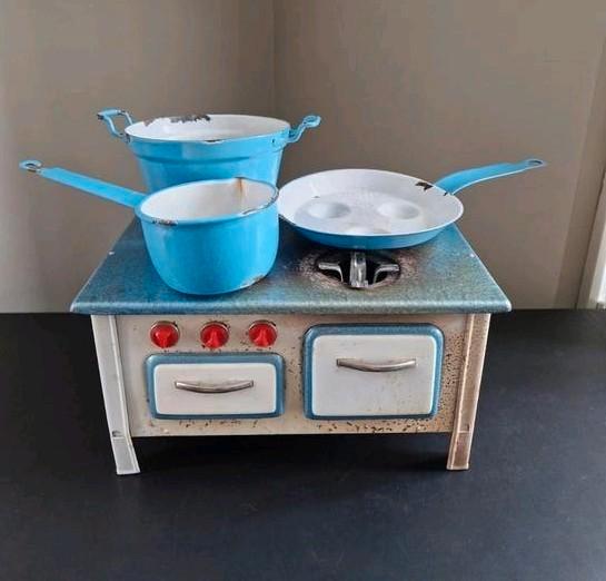 Oud brocante kinderfornuisje met Franse emaille pannetjes, Antiek en Kunst, Antiek | Emaille, Ophalen of Verzenden