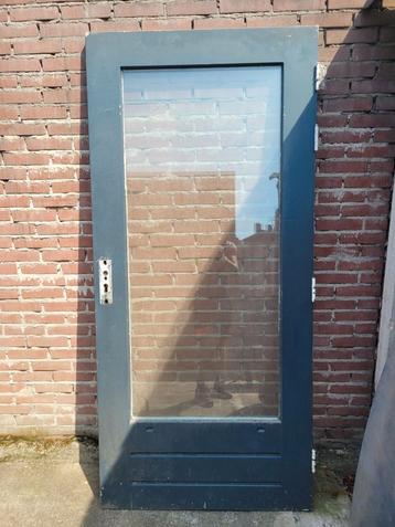 Buitendeur in goede staat beschikbaar voor biedingen