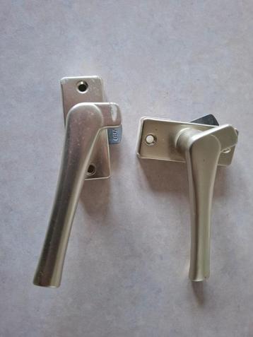 RAAMSLUITINGEN 26 STUKS  beschikbaar voor biedingen