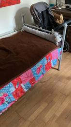 Metalen eenpersoons bed, met spiraalbodem en matras, Ophalen, 90 cm, Eenpersoons, Zo goed als nieuw