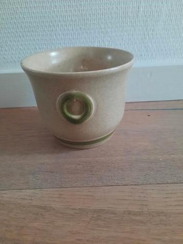 Vintage bloempotje beschikbaar voor biedingen