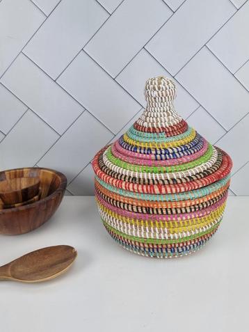 afrikaans opbergmandje multicolor handgemaakt uit Senegal beschikbaar voor biedingen
