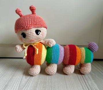 Gehaakt Regenboogrupsje Bowie beschikbaar voor biedingen