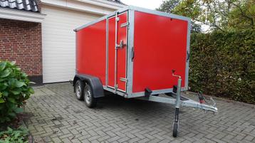Pak gesloten aanhangwagen beschikbaar voor biedingen