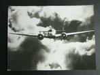 Foto van een vliegende KLM Lockheed L-10 (F571), Verzamelen, Luchtvaart en Vliegtuigspotten, Gebruikt, Ophalen of Verzenden, Kaart, Foto of Prent