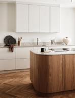 Walnoot houten keuken in Japandi style, keuken met ronding, Huis en Inrichting, Keuken | Complete keukens, Niet ingevuld, Bruin