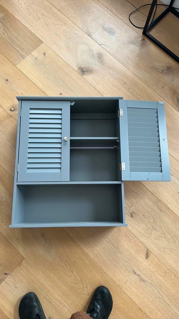 Badkamerkast met lameldeuren – grijs, Huis en Inrichting, Badkamer | Badkamermeubels, Zo goed als nieuw, (Half)hoge kast, Minder dan 50 cm