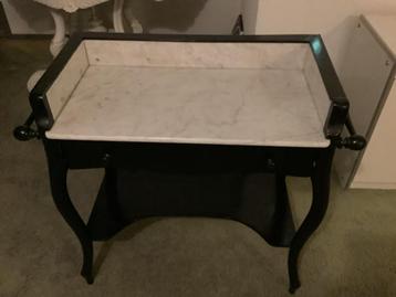 ZWARTE OUDE TOILETTAFEL beschikbaar voor biedingen
