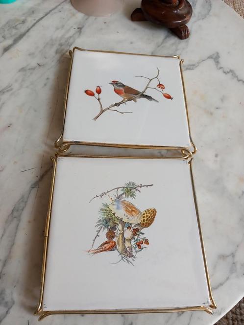 Twee tegels in goudkleurige onderzetters FB en G, Antiek en Kunst, Antiek | Wandborden en Tegels, Ophalen of Verzenden