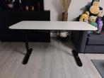 Ikea verstelbare bureautafel Bekant - 140x60 cm, In hoogte verstelbaar, Zo goed als nieuw, Ophalen, Bureau