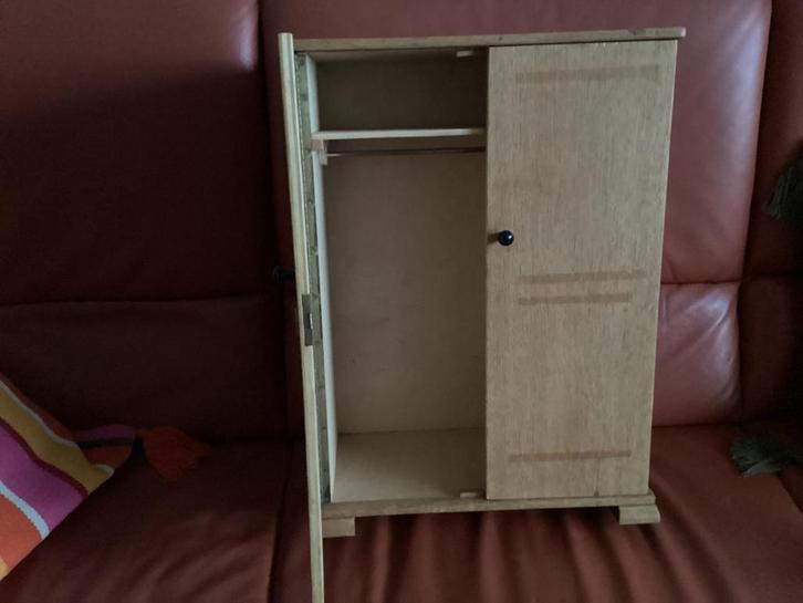 Speelgoed kastje voor poppenkleertjes € 15,00., Kinderen en Baby's, Speelgoed | Houten speelgoed, Gebruikt, Meubelstuk of Keukentje