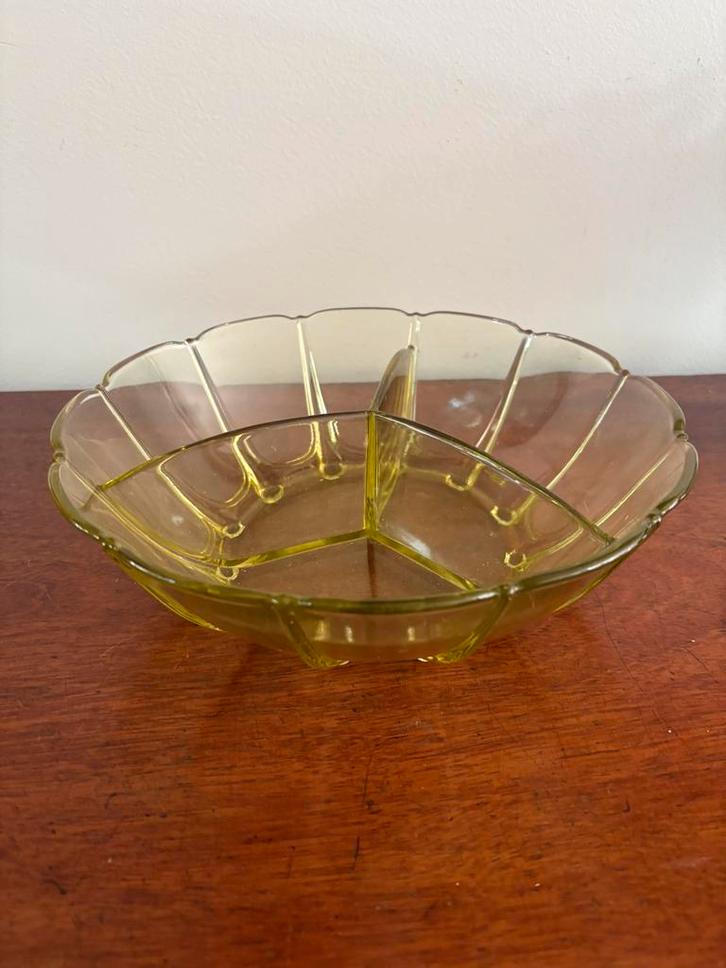 Geel glas, schaal met drie vakken uraniumglas?, Antiek en Kunst, Antiek | Glas en Kristal, Ophalen of Verzenden