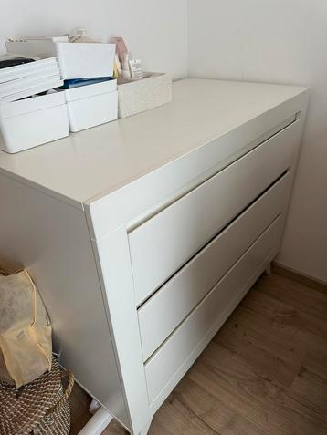 Witte commode