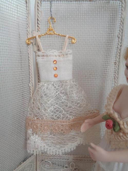Mooi Jurkje met fraai hangertje..Poppenhuis 1:12.(Nr F109)*, Verzamelen, Poppenhuizen en Toebehoren, Nieuw, Poppenhuis, Ophalen of Verzenden