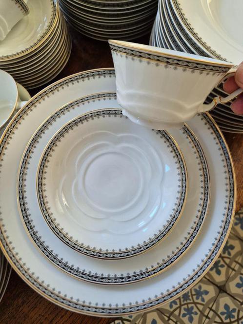 12 pers art deco servies, subtiel zwart/goud decorrandje, Huis en Inrichting, Keuken | Servies, Zo goed als nieuw, Compleet servies