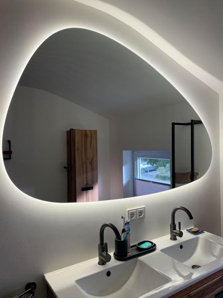 Organische badkamerspiegel met led verlichting, Huis en Inrichting, Badkamer | Badtextiel en Accessoires, Nieuw, Wit, Ophalen