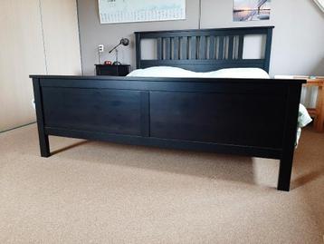 Ikea Hemnes Bed 180 x 200 en nachtkasje in het bruin - afbeelding 4