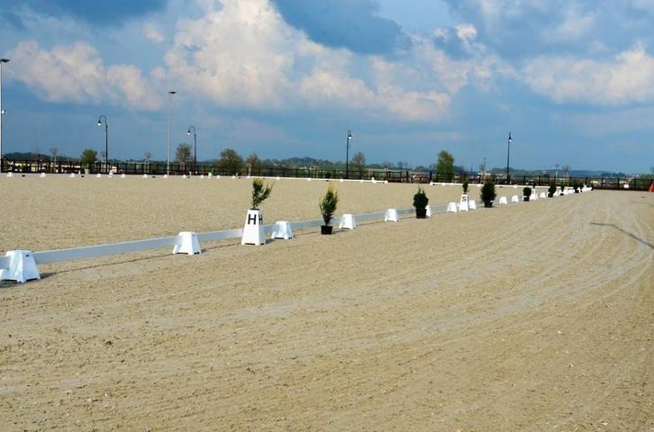 Dressuurpistes 20x60m uit verhuur. Outlet prijs, 30% korting, Dieren en Toebehoren, Paarden en Pony's | Overige Paardenspullen