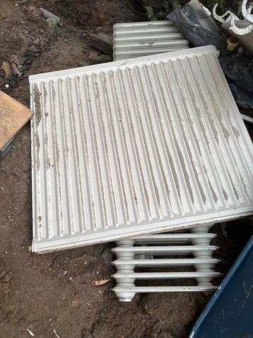 Oude ijzeren radiatoren beschikbaar voor biedingen