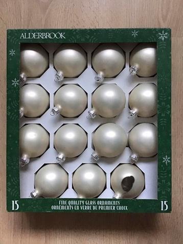 Doos met 14 Alderbrook kerstballen zilverwit mat beschikbaar voor biedingen