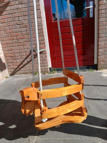 Houten schommel paard gelakt  beschikbaar voor biedingen