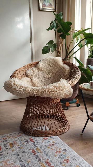 Vintage rotan kuipstoel beschikbaar voor biedingen