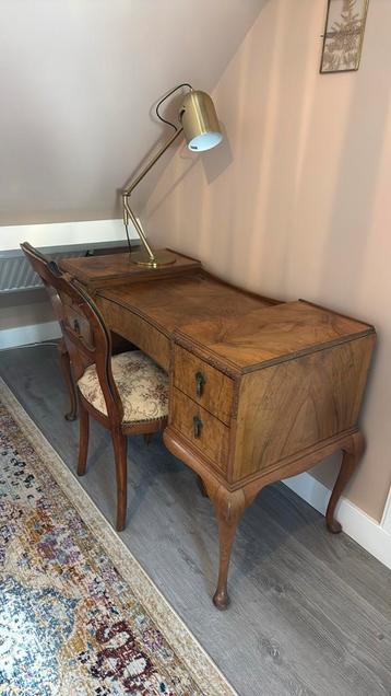 Antieke kaptafel / bureau notenhout beschikbaar voor biedingen