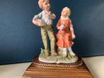 Brocante porseleinen beeld op houten plateau op pootjes, Ophalen of Verzenden, Zo goed als nieuw, Mens