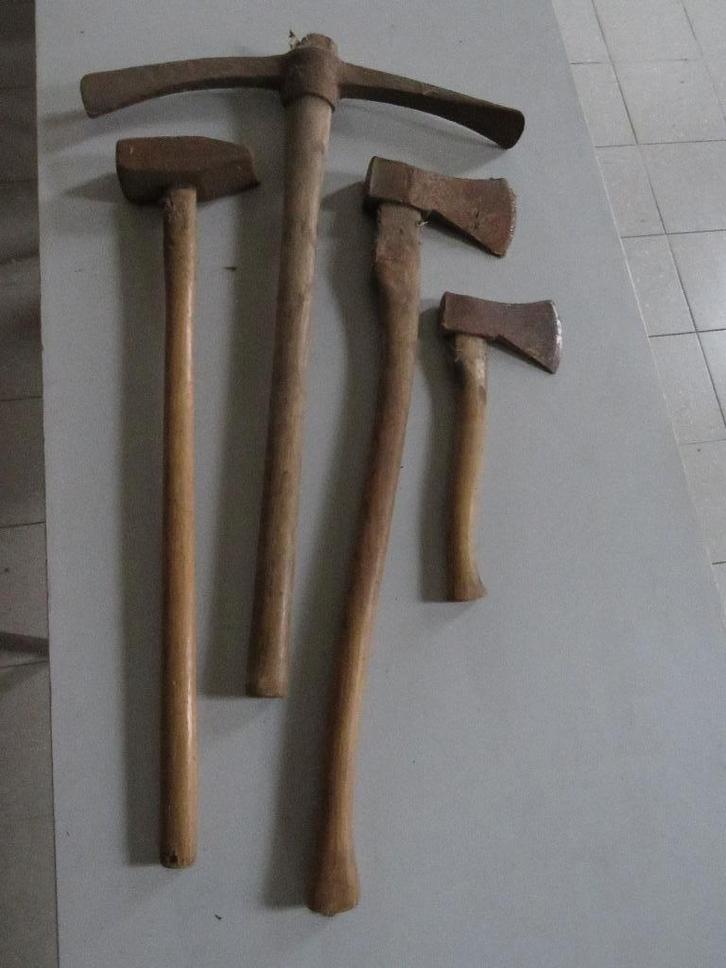Zware voor-/sloophamer, pikhouweel en bijlen., Tuin en Terras, Hand-tuingereedschap, Gebruikt, Overige soorten, Ophalen