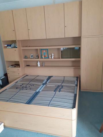 Bed en ombouw en toilettafel 2 persoons beschikbaar voor biedingen