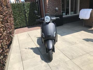 Scooter Senzo Riva Lux R 2025 als nieuw KM 2000Zwart €1050. beschikbaar voor biedingen