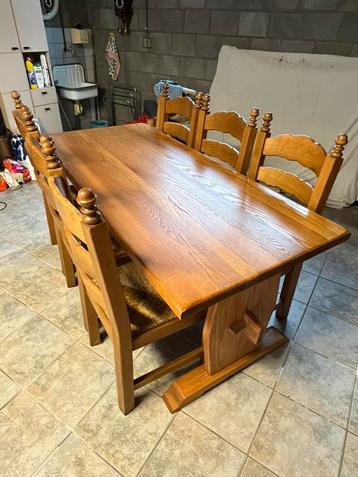 Massief eiken eetkamertafel, met 6 eetkamerstoelen met rotan beschikbaar voor biedingen