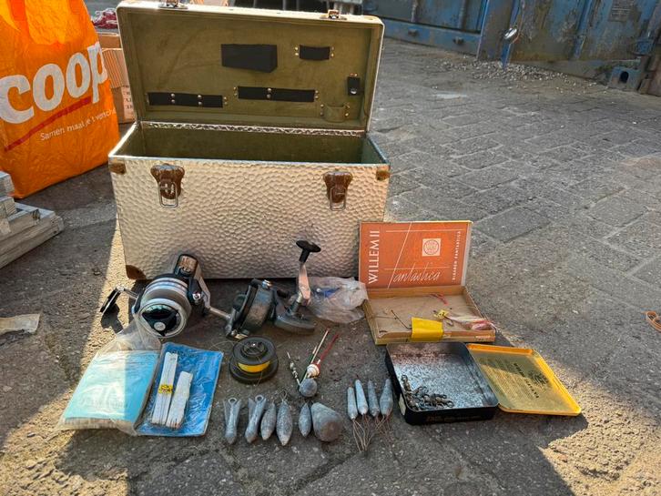 Viskoffer met diverse materialen - molens/lood/dobbers/haken, Watersport en Boten, Hengelsport | Karpervissen, Gebruikt, Overige typen