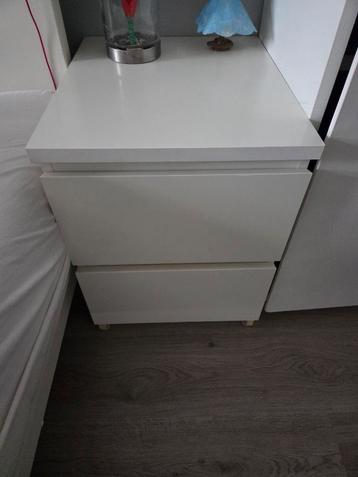 2 nachtkastjes. Op te halen in Groesbeek. 