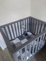 Grijze babybox met boxkleed en speelgoedspiraal, Ophalen, Zo goed als nieuw, Rechthoekig, In hoogte verstelbaar