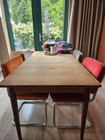 Gratis eettafel en vier stoelen 