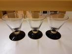 Art Deco glazen met rode voet 3 stuks hoogte 8,4 cm, Antiek en Kunst, Antiek | Glas en Kristal, Ophalen of Verzenden