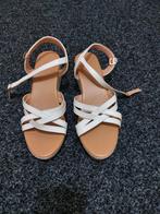 Nieuwe sandalen beige/wit maat 38, Beige, Nieuw, Sandalen of Muiltjes, Ophalen of Verzenden