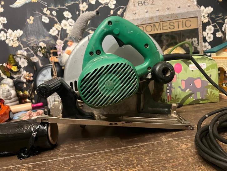 Hitachi Cirkelzaag - Krachtige zaag voor diverse klussen, Doe-het-zelf en Verbouw, Gereedschap | Zaagmachines, Gebruikt, Cirkelzaag