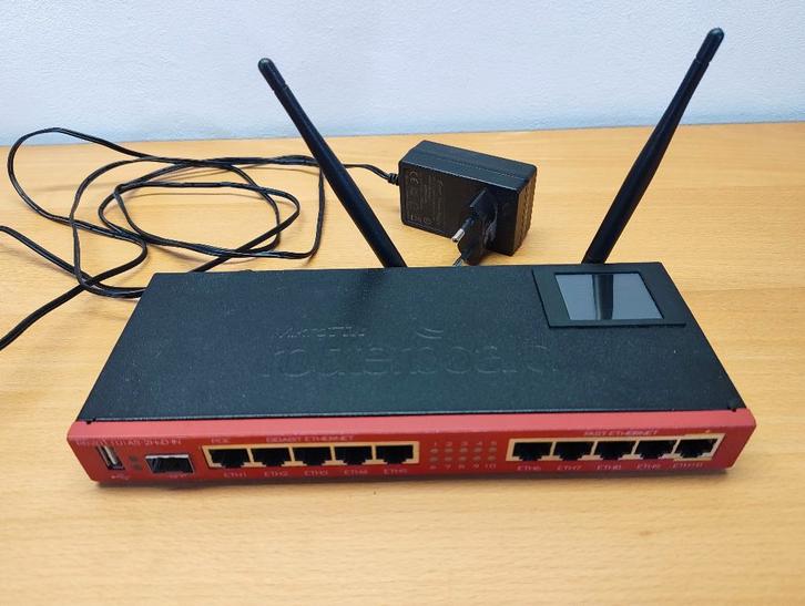 Mikrotik 2011UiAS-2HnD router, Computers en Software, Routers en Modems, Gebruikt, Router, Ophalen of Verzenden