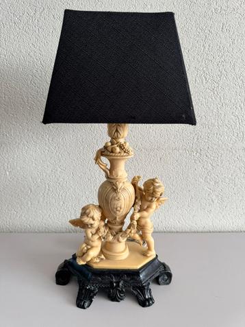 Antieke engelen ivoor lamp beschikbaar voor biedingen