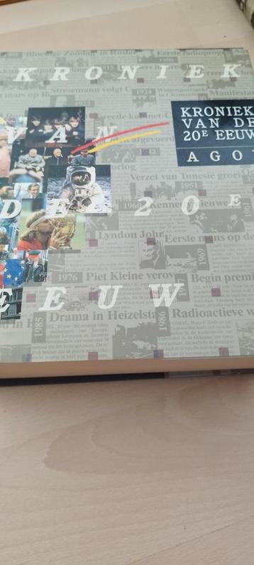 Verzameling naslagwerken o.a. Kronieken beschikbaar voor biedingen