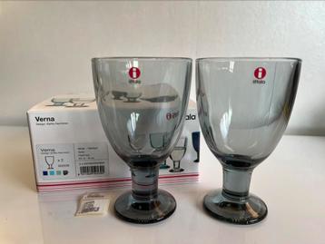 Nieuw in Doos 2 Iittala VERNA Wijnglazen Grijs K. Nurminen beschikbaar voor biedingen