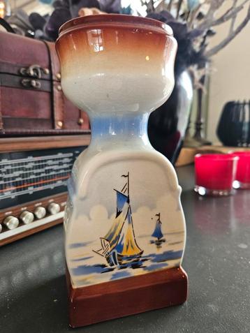 Vintage keramische vaas met zeilschip beschikbaar voor biedingen