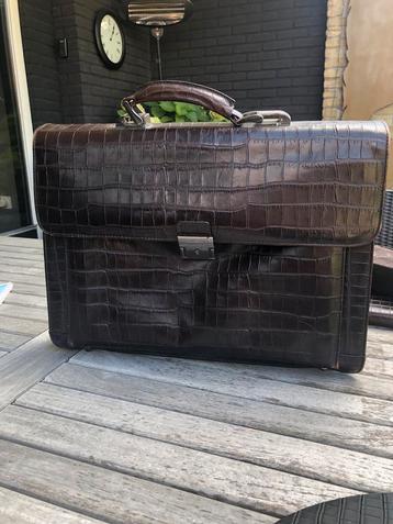 Akte tas met accessoires van claudio ferrici beschikbaar voor biedingen