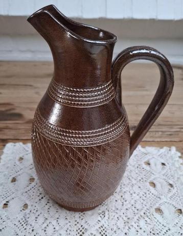 Franse brocante gres snavelkan met kraalrandjes en ruitjes beschikbaar voor biedingen