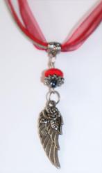 Rode organza ketting met een hanger, vleugel met roos, Nieuw, Overige materialen, Ophalen of Verzenden, Met hanger