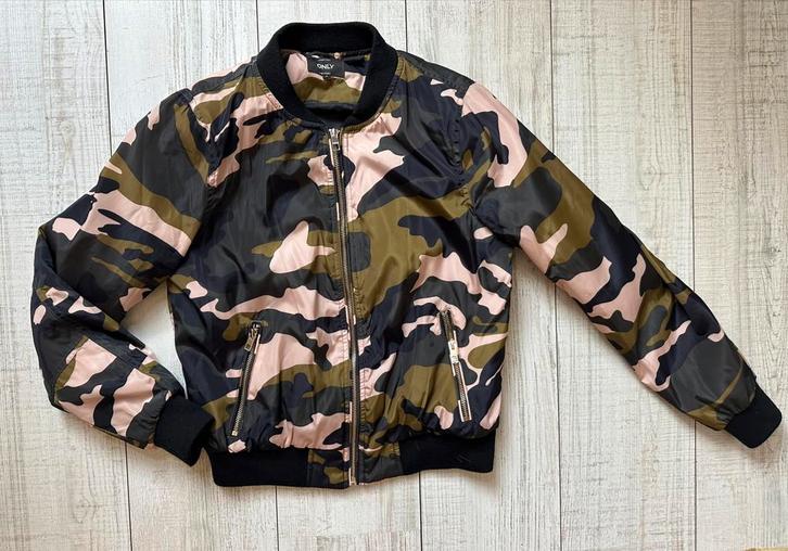 Leuk army camouflage bomber jack Only mt S, Kleding | Dames, Jassen | Zomer, Zo goed als nieuw, Maat 36 (S), Groen, Ophalen of Verzenden